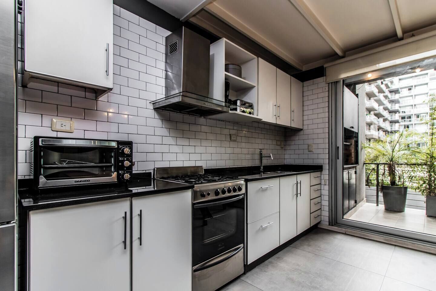 Een koelkast, een magnetron, een oven, een koffiezetapparaat/waterkoker