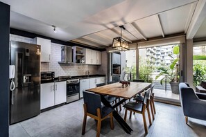 Refrigerador, microondas, horno, cafetera/tetera