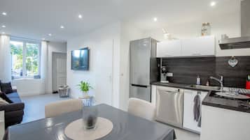 Réfrigérateur, micro-ondes, four, plaque de cuisson