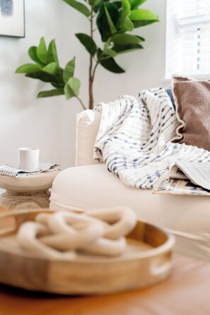 32-inch Smart TV with satellite channels, TV, Netflix