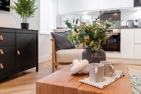 1 habitación, muebles diferentes y tabla de planchar con plancha