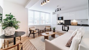 32-吋智慧型電視、衛星頻道、電視、Netflix