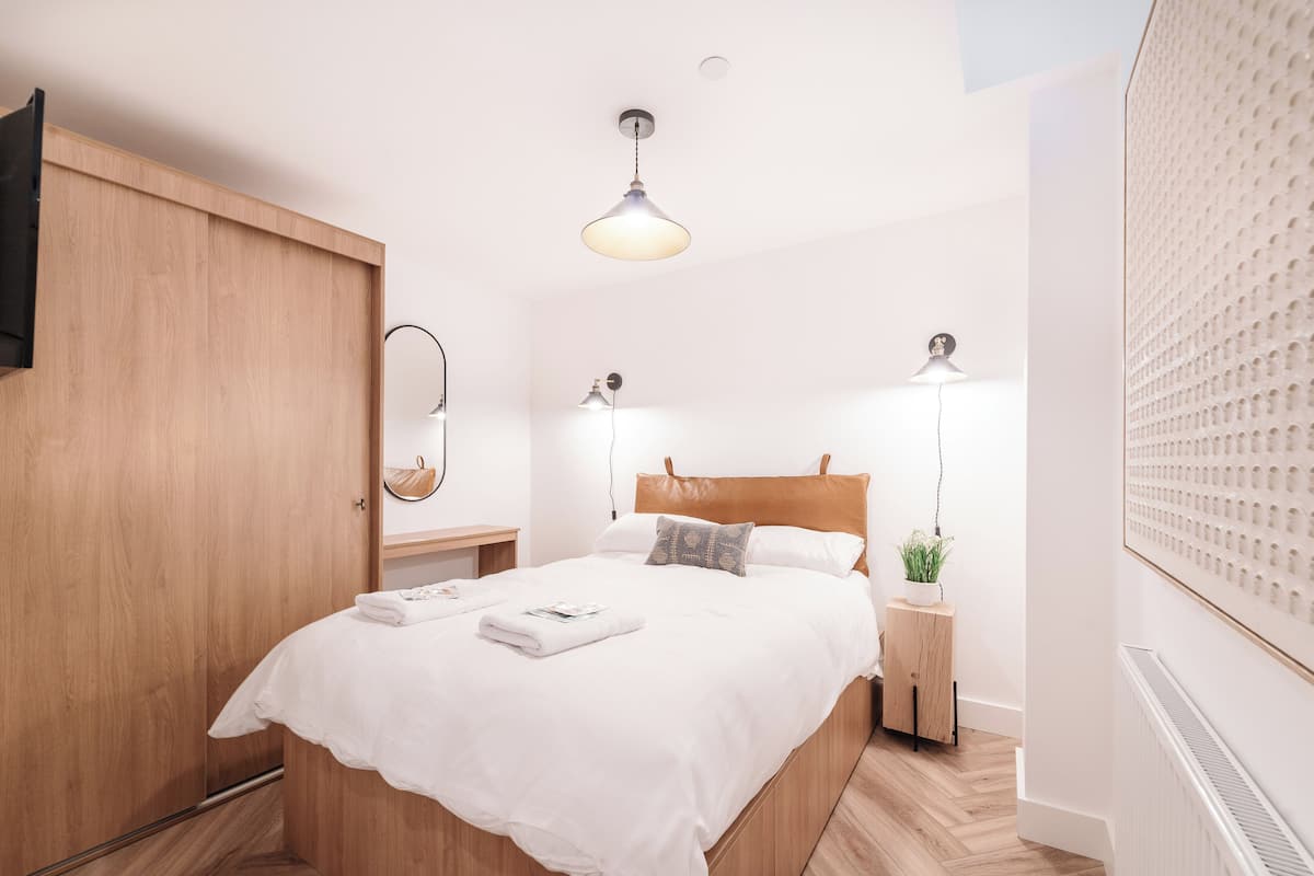 1 slaapkamer, individueel gemeubileerd, een strijkplank/strijkijzer