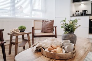 32-inch Smart TV with satellite channels, TV, Netflix