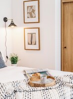 1 habitación, muebles diferentes y tabla de planchar con plancha