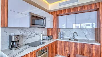 Coffee/tea maker, fridge, microwave, oven