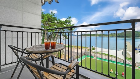 Exterior. Namhae Spring, Summer, Fall, Winter Pet-