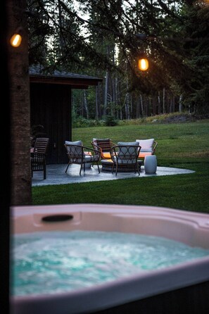 Un espace extérieur aménagé avec des chaises et un jacuzzi.