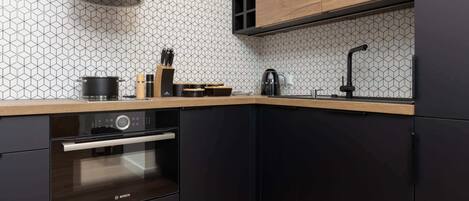 Fridge, oven, stovetop, coffee/tea maker