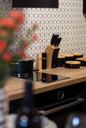 Kjøleskap, ovn, kokeplater og kaffetrakter/tekoker