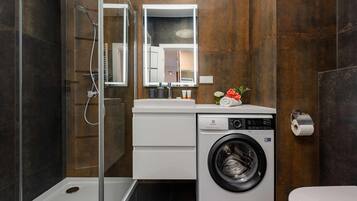 Shower, free toiletries, hair dryer, towels