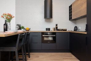 Fridge, oven, stovetop, coffee/tea maker