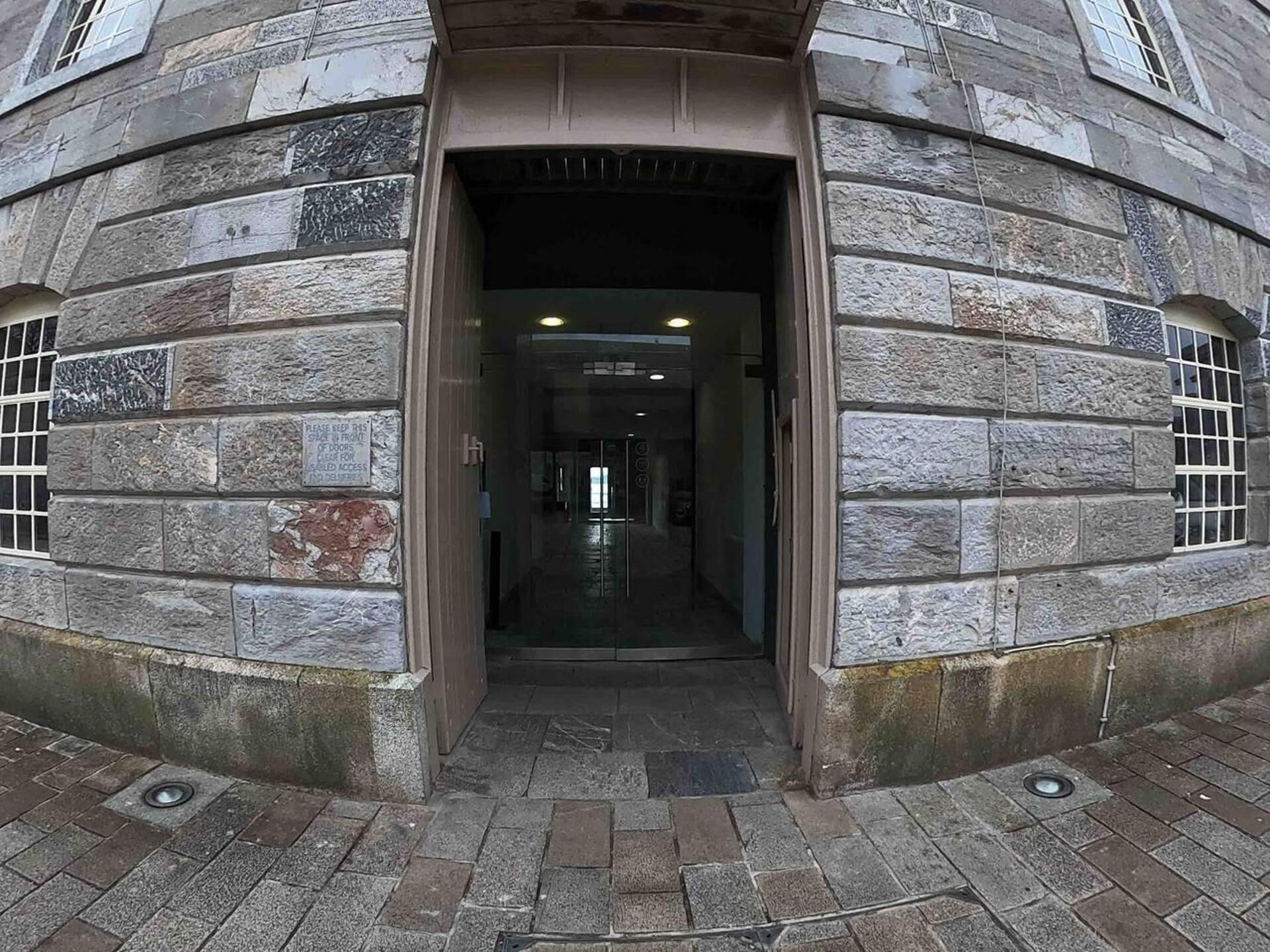 Ein steinernes Gebäude mit Eingang, gekennzeichnet mit Zugangsbeschränkung.