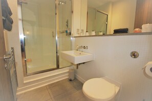 Apartamento | Banheiro | Chuveiro, secador de cabelo, toalhas de banho, sabonete