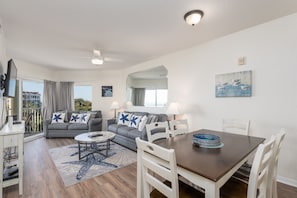 Televisie, een tafeltennistafel, een kantoor en een computerscherm