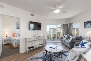 2 slaapkamers, een bureau, een strijkplank/strijkijzer, reisbedje