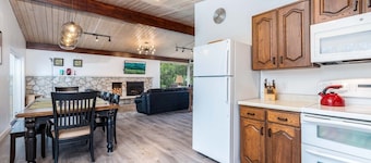 Secluded cabin near Little Cottonwood Canyon, minutes from mountains and trails.