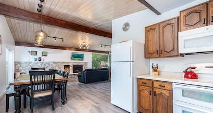 Secluded cabin near Little Cottonwood Canyon, minutes from mountains and trails.