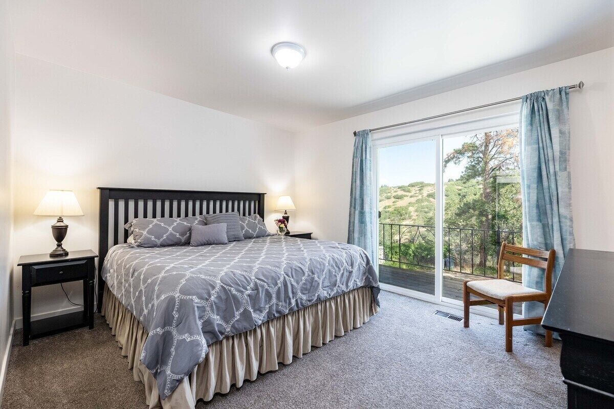 3 bedrooms, iron/ironing board, travel crib, free WiFi