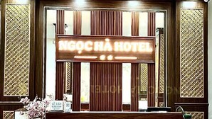En receptionsdisk med en skylt som visar texten ”NGOC HÀ HOTEL”.