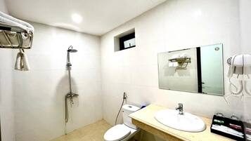 Basic Room | Bathroom | Combined shower/tub, hydromassage showerhead, free toiletries