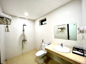 Habitació bàsica | Bany | Combinació de dutxa i banyera i capçal de dutxa d'hidromassatge 
