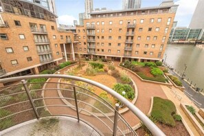 Apartamento, varias camas | Balcón
