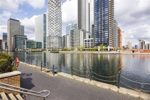 Pool - Deluxe 2 Bedroom Apartment in Canary Wharf (London)