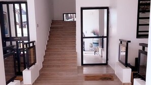 Una escalera conduce a un segundo piso con vistas al exterior.