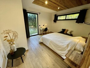 5 室のベッドルーム、デスク、アイロン / アイロン台、旅行用ベビーベッド