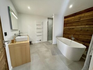 Badewanne, Haartrockner, Handtücher, Seife