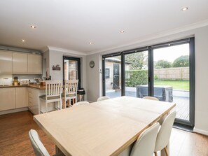 雪櫃、洗碗機、電熱水壺、多士爐