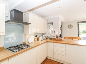 Fridge, dishwasher, electric kettle, toaster - Curlew Cottage (Lymington)