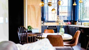 Una cocina moderna con comedor.