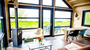 Un interior moderno con una gran mesa de madera, un sofá y una chimenea.