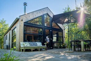 A modern wooden cabin with large windows and a covered patio area. - Waterlodge Skries in Nes (Nes)