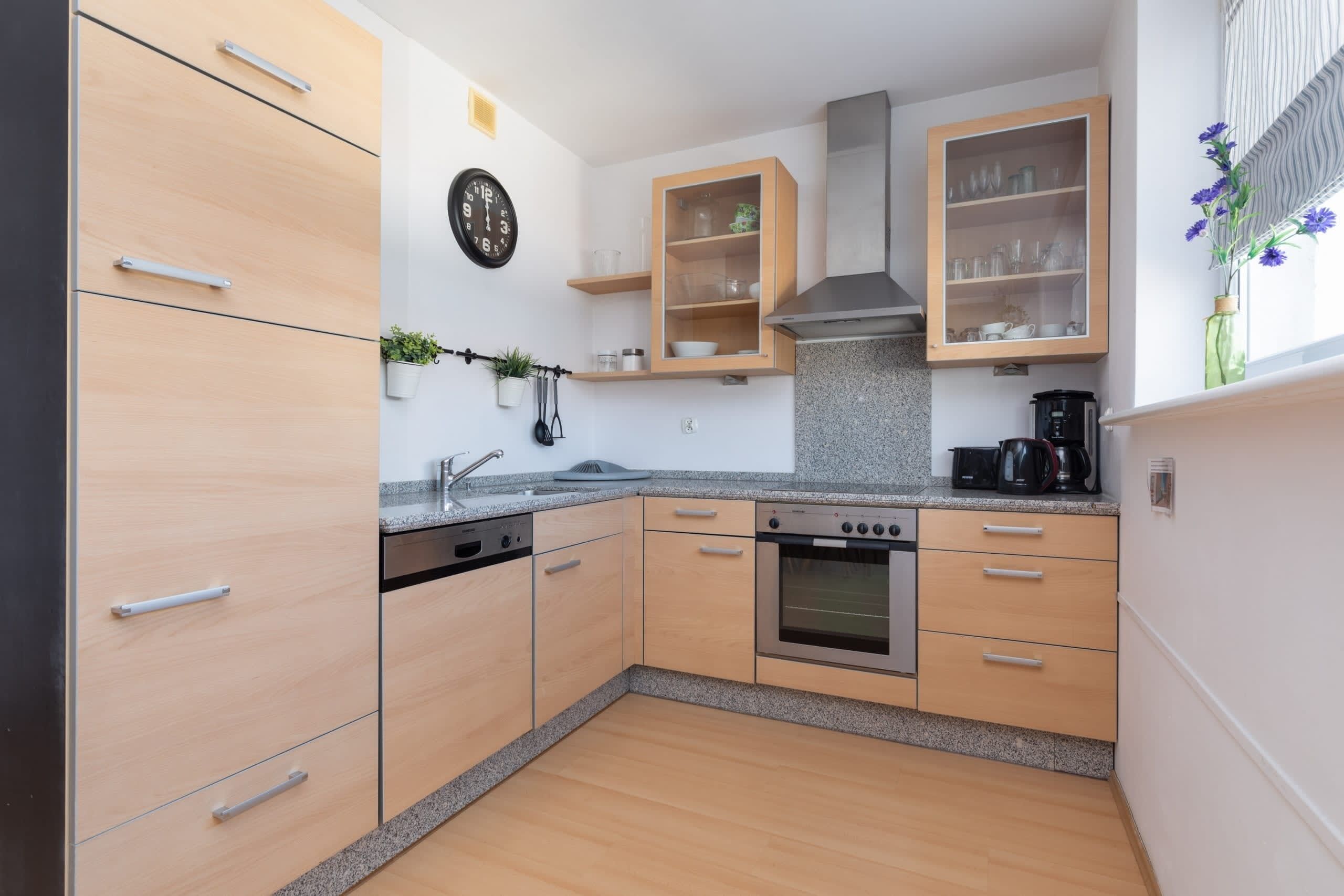 Jääkaappi, mikroaaltouuni, uuni, liesi