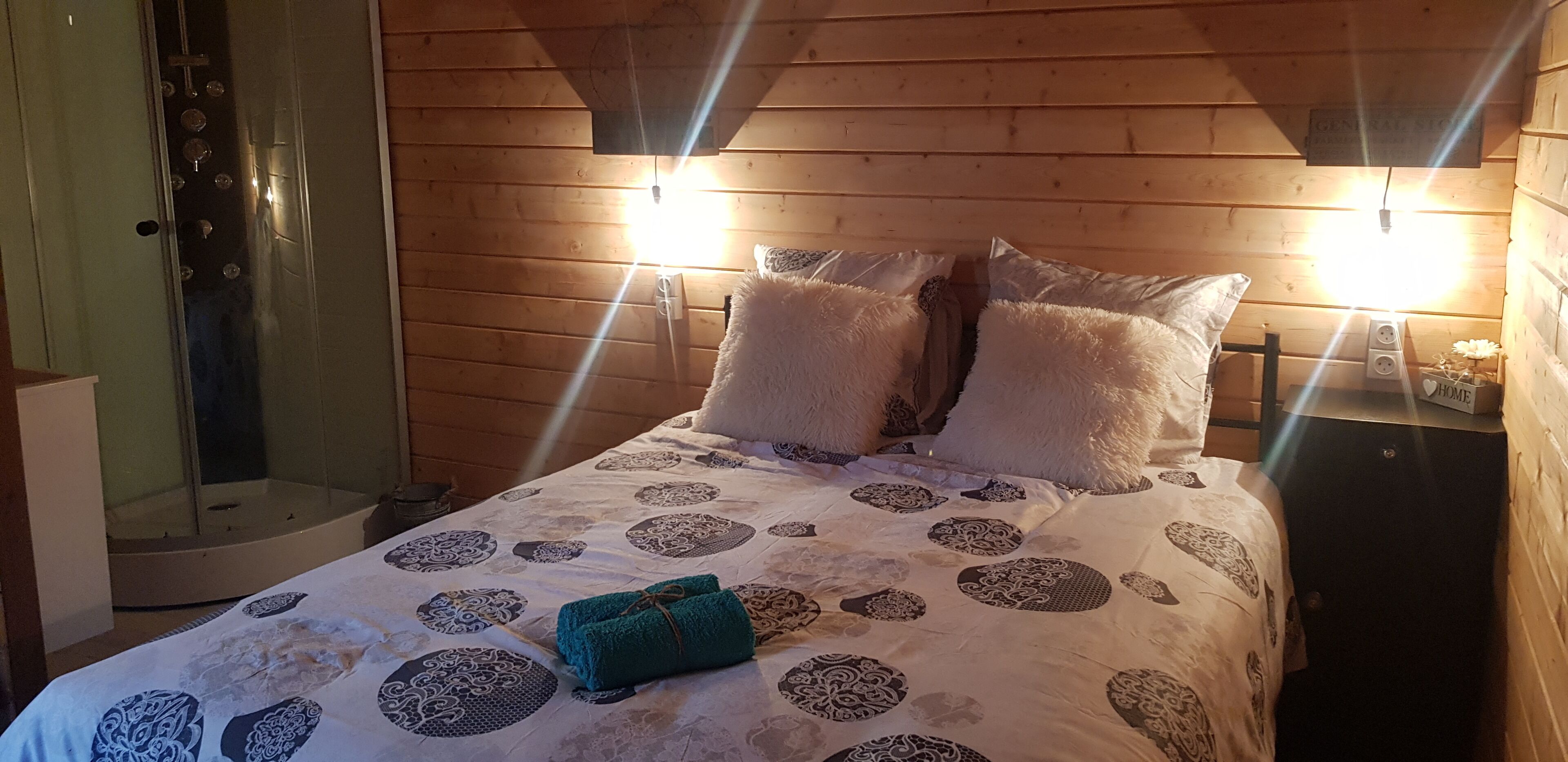 1 bedroom, bed sheets