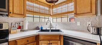 Lakefront Home | Community Pool & Hot Tub