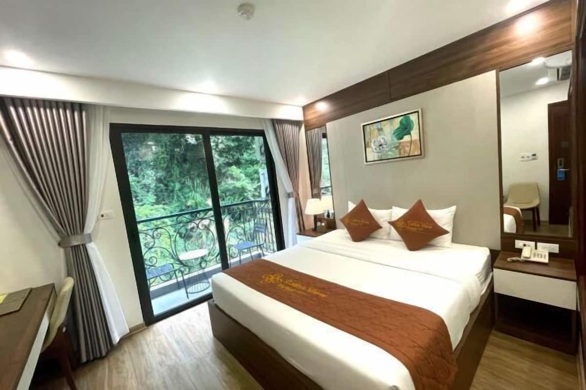 Premium bedding, minibar, in-room safe, desk