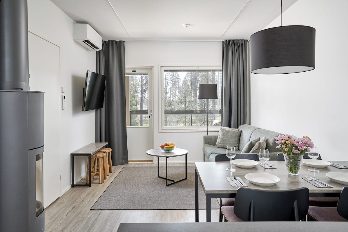 Appartamento, 2 camere da letto, sauna | Area soggiorno | TV a schermo piatto, caminetto