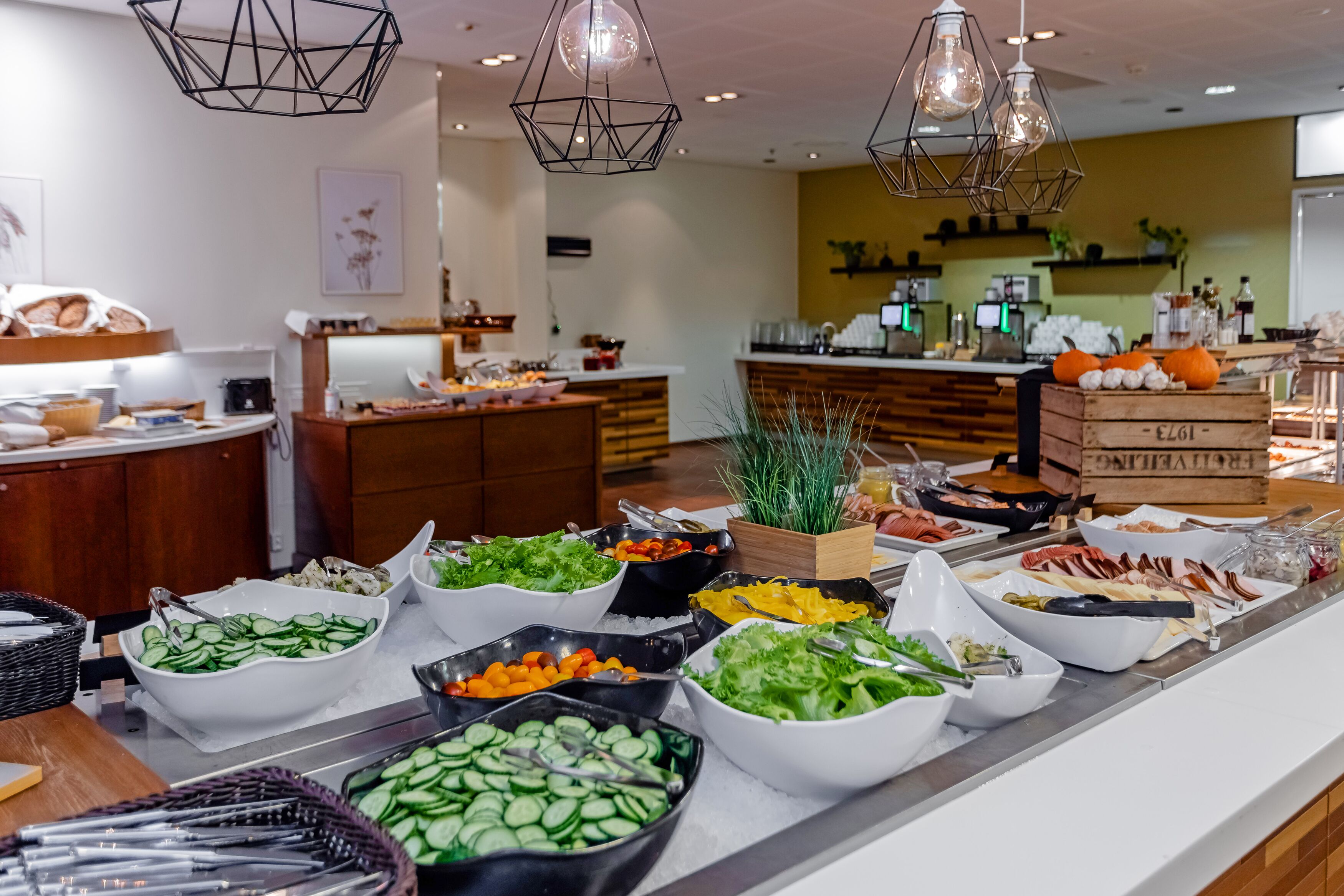 Un bufé con diversos alimentos y una barra de madera.