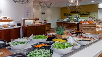 Un bufé con diversos alimentos y una barra de madera.