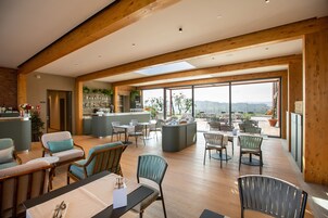 Desayuno con opciones de la cocina local diario (EUR 20 por persona)