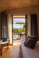 Ropa de cama de alta calidad, cubrecamas y minibar 