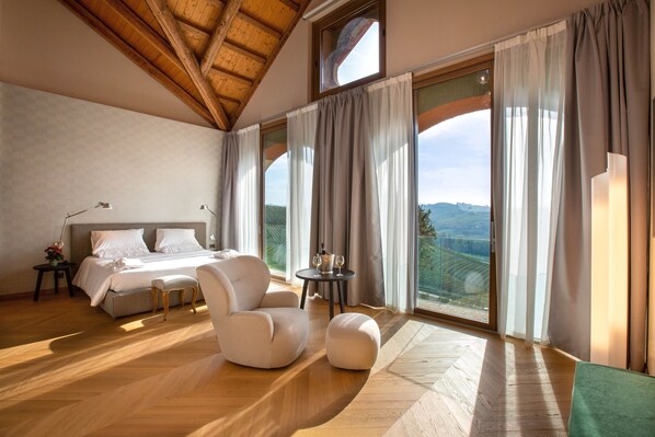 Suite | Premium bedding, down comforters, minibar, in-room safe