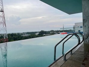 Outdoor pool - Grand River View Hotel (Rajshahi)
