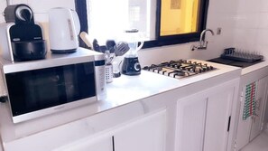Een koelkast, een microgolfoven, een oven, een kookplaat
