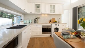 Réfrigérateur, four à micro-ondes, un four, surface de cuisson