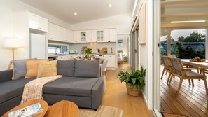Smart TV - Sunshine Cottage - pet-friendly retreat (Culburra Beach)